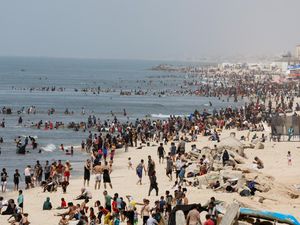 Warga Gaza Tenangkan Diri Sejenak di Pantai Rafah, Israel Marah