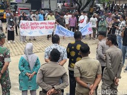 Warga Tuntut Camat Koto XI Tarusan Dicopot gegara Bantuan Bencana-Wali Nagari