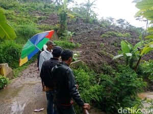 Tebing 100 Meter Longsor, Akses 2 Desa di Gununghalu KBB Terputus