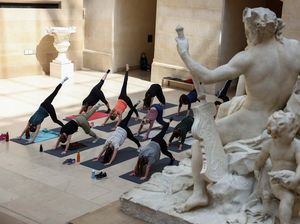 Wow! Ada Kelas Yoga di Museum Louvre Paris Wow! Ada Kelas Yoga di Museum Louvre Paris