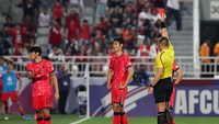 Korsel harus bermain dengan 10 pemain sejak menit ke-69 usai Lee Young-jun mendapat kartu merah. Unggul jumlah pemain, Indonesia justru kebobolan dari gol Jeong San-bin menit ke-85. Zhizhao Wu/Getty Images