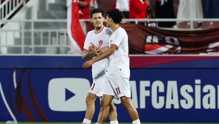 2150177534 DOHA, QATAR - APRIL 25: Rafael William Struick #11 of Indonesia celebrates team's second goal with teammates during the AFC U23 Asian Cup Quarter Final match between South Korea and Indonesia at Abdullah Bin Khalifa Stadium on April 25, 2024 in Doha, Qatar. (Photo by Zhizhao Wu/Getty Images)