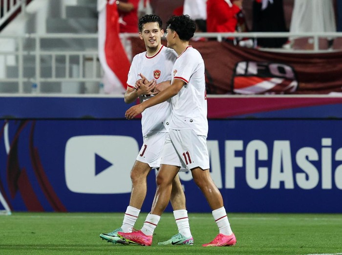 DOHA, QATAR - APRIL 25: Rafael William Struick #11 of Indonesia celebrates teams second goal with teammates during the AFC U23 Asian Cup Quarter Final match between South Korea and Indonesia at Abdullah Bin Khalifa Stadium on April 25, 2024 in Doha, Qatar. (Photo by Zhizhao Wu/Getty Images)