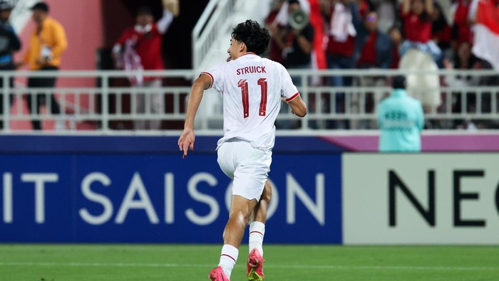 2150177534 DOHA, QATAR - APRIL 25: Rafael William Struick #11 of Indonesia celebrates team's second goal with teammates during the AFC U23 Asian Cup Quarter Final match between South Korea and Indonesia at Abdullah Bin Khalifa Stadium on April 25, 2024 in Doha, Qatar. (Photo by Zhizhao Wu/Getty Images)