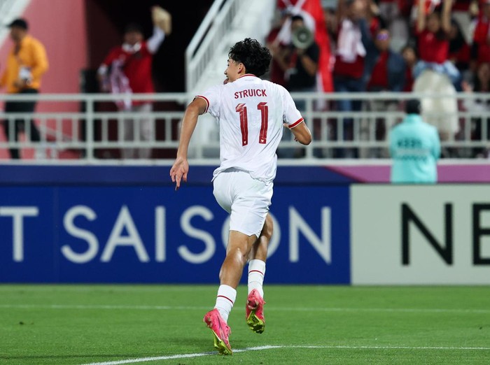 DOHA, QATAR - APRIL 25: Rafael William Struick #11 of Indonesia celebrates teams second goal with teammates during the AFC U23 Asian Cup Quarter Final match between South Korea and Indonesia at Abdullah Bin Khalifa Stadium on April 25, 2024 in Doha, Qatar. (Photo by Zhizhao Wu/Getty Images)