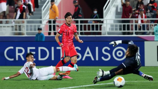 DOHA, QATAR - APRIL 25: Jeong Sangbin #11 of South Korea scores his goal during the AFC U23 Asian Cup Quarter Final match between South Korea and Indonesia at Abdullah Bin Khalifa Stadium on April 25, 2024 in Doha, Qatar. (Photo by Zhizhao Wu/Getty Images)