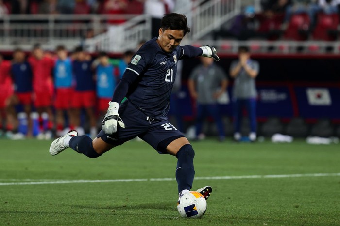 DOHA, QATAR - APRIL 25: Ernando Ari Sutaryadi #21 of Indonesia shoots during penalty shoot out of the AFC U23 Asian Cup Quarter Final match between South Korea and Indonesia at Abdullah Bin Khalifa Stadium on April 25, 2024 in Doha, Qatar. (Photo by Zhizhao Wu/Getty Images)