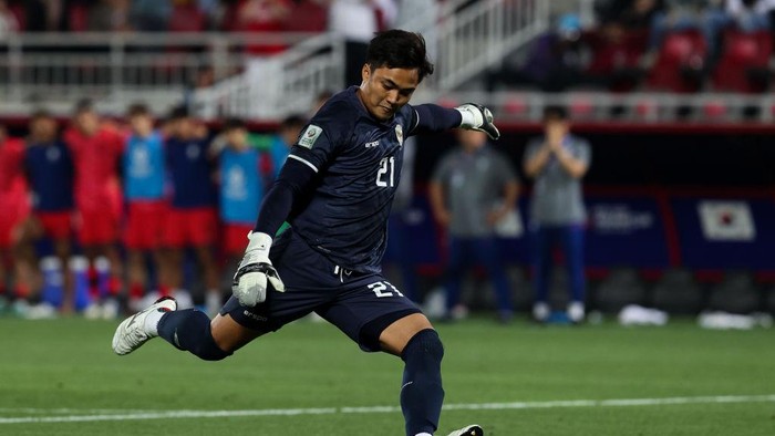 DOHA, QATAR - APRIL 25: Ernando Ari Sutaryadi #21 of Indonesia shoots during penalty shoot out of the AFC U23 Asian Cup Quarter Final match between South Korea and Indonesia at Abdullah Bin Khalifa Stadium on April 25, 2024 in Doha, Qatar. (Photo by Zhizhao Wu/Getty Images)