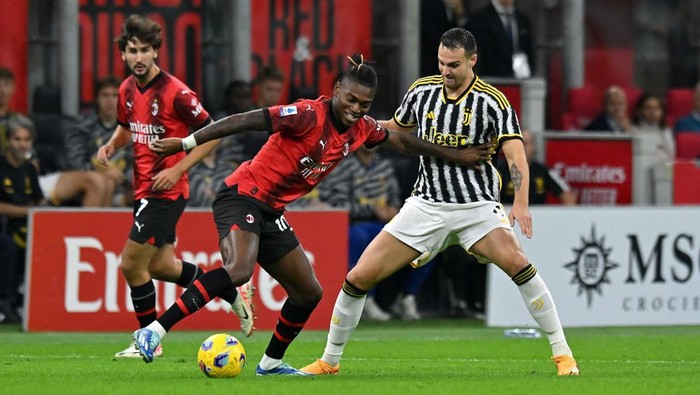 MILAN, ITALY - OCTOBER 22: Rafael Leao of  AC Milan  competes for the ball with Federico Gatti of Juventus during the Serie A TIM match between AC Milan and Juventus at Stadio Giuseppe Meazza on October 22, 2023 in Milan, Italy. (Photo by Alessandro Sabattini/Getty Images)