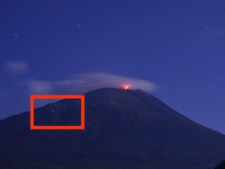 Duh, Bule Nekat Naik Gunung Ile Lewotolok yang Masih Meletus