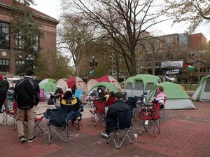 Polisi Pukul Mundur Massa Pro-Palestina di Universitas Michigan Pakai Sepeda Polisi Pukul Mundur Massa Pro-Palestina di Universitas Michigan Pakai Sepeda