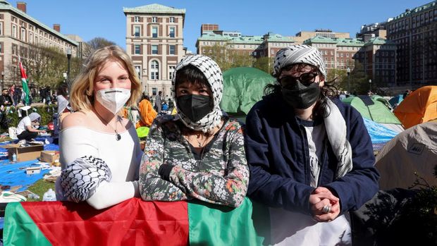 Student protesters stand watch along the perimeter of an encampment supporting Palestinians at the Columbia University campus, during the ongoing conflict between Israel and the Palestinian Islamist group Hamas, in New York City, U.S., April 25, 2024, REUTERS/Caitlin Ochs