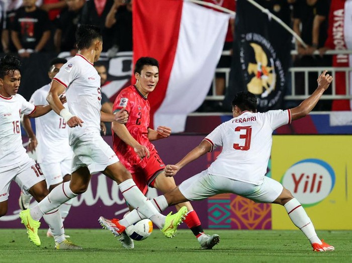Aksi Timnas Indonesia Tekuk Korsel Jaga Asa ke Olimpiade Timnas Indonesia U-23 lolos ke semifinal Piala Asia U-23 2024. Hasil ini menjaga harapan timnas sepakbola Indonesia untuk tampil di Olimpiade 2024. Indonesia menyingkirkan Korea Selatan di perempatfinal Piala Asia U-23 2024 lewat sebuah laga nan panjang dan melelahkan di Stadion Abdullah bin Khalifa, Doha, Jumat (26/4) dini hari WIB.