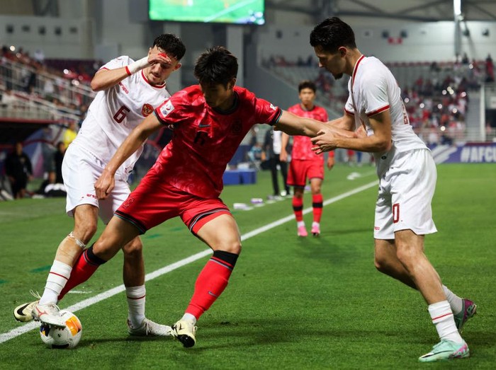 Aksi Timnas Indonesia Tekuk Korsel Jaga Asa ke Olimpiade Timnas Indonesia U-23 lolos ke semifinal Piala Asia U-23 2024. Hasil ini menjaga harapan timnas sepakbola Indonesia untuk tampil di Olimpiade 2024. Indonesia menyingkirkan Korea Selatan di perempatfinal Piala Asia U-23 2024 lewat sebuah laga nan panjang dan melelahkan di Stadion Abdullah bin Khalifa, Doha, Jumat (26/4) dini hari WIB.