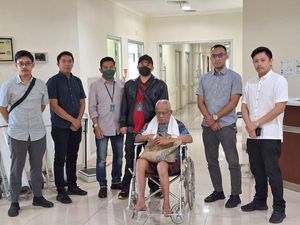 Akhir 9 Tahun Pelarian Dominggus Buron Kepabeanan di Tangan Kejari Perak Akhir 9 Tahun Pelarian Dominggus Buron Kepabeanan di Tangan Kejari Perak