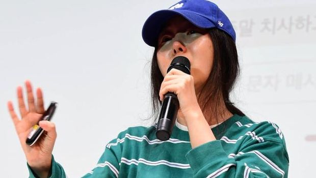 Busana Min Hee Jin saat menggelar konferensi pers sold out diburu netizen