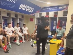 Pelukan Hangat Ketum PSSI Erick Thohir ke Ernando Ari
