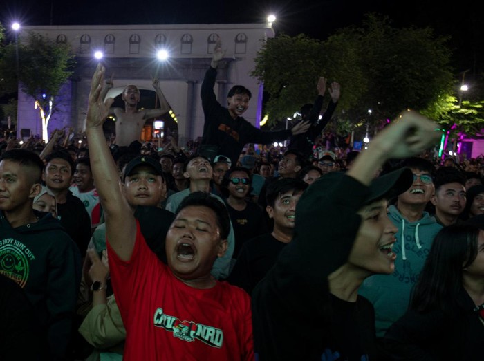 Warga merayakan keberhasilan penjaga gawang Timnas U-23 Indonesia Ernando Ari menggagalkan tendangan penalti pesepakbola Timnas U-23 Korea Selatan Lee Kang Hee pada babak perempat final sepak bola Piala Asia U-23 2024 dalam acara nonton bareng  di halaman Balai Kota Semarang, Jawa Tengah, Jumat (26/4/2024) dini hari. Timnas U-23 Indonesia lolos ke babak semifinal Piala Asia U-23 2024 seusai mengalahkan Timnas U-23 Korea Selatan dengan skor 2-2 pada waktu normal dan tambahan waktu, kemudian dilanjutkan adu pinalti dengan skor 11-10. ANTARA FOTO/Aji Styawan/foc.