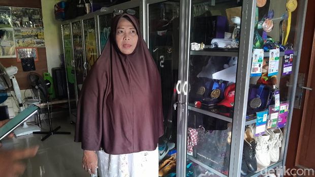 Erna Yuli, ibunda Ernando Ari Sutaryadi saat ditemui di rumahnya.