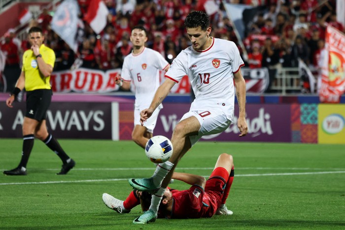 DOHA, QATAR - APRIL 25: Justin Hubner #10 of Indonesia competes for the ball during the AFC U23 Asian Cup Quarter Final match between South Korea and Indonesia at Abdullah Bin Khalifa Stadium on April 25, 2024 in Doha, Qatar. (Photo by Zhizhao Wu/Getty Images)