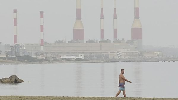 Kabut Debu Selimuti Kota Pesisir di Siprus