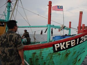 KKP Amankan Kapal Ilegal Berbendera Malaysia Tangkap Ikan di Selat Malaka KKP Amankan Kapal Ilegal Berbendera Malaysia Tangkap Ikan di Selat Malaka