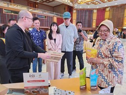 Risma Gaet Desainer Muda Makeover Kemasan Produk UMKM PENA Jadi Menarik