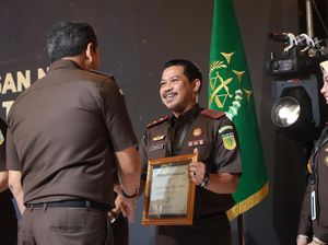 Kejati Sulsel Raih Penghargaan Terbaik I Satker Pengelolaan Anggaran Tertinggi Kejati Sulsel Raih Penghargaan Terbaik I Satker Pengelolaan Anggaran Tertinggi