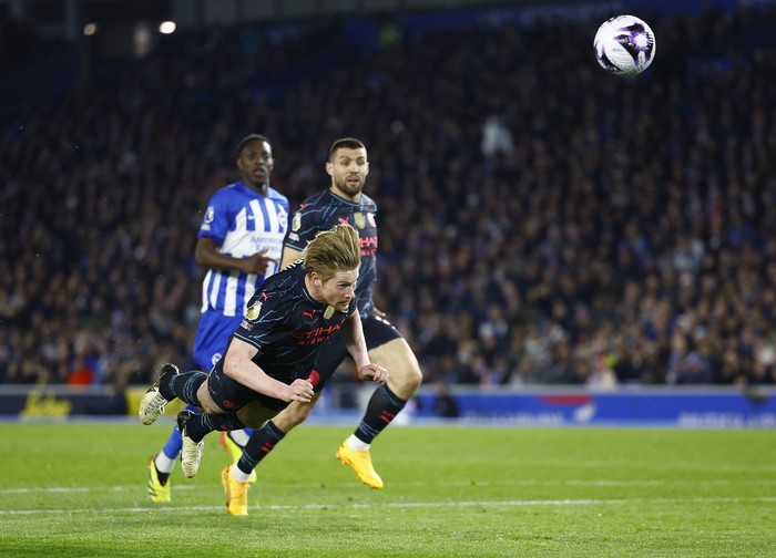 Soccer Football - Premier League - Brighton & Hove Albion v Manchester City - The American Express Community Stadium, Brighton, Britain - April 25, 2024 Manchester Citys Kevin De Bruyne scores their first goal Action Images via Reuters/Peter Cziborra NO USE WITH UNAUTHORIZED AUDIO, VIDEO, DATA, FIXTURE LISTS, CLUB/LEAGUE LOGOS OR LIVE SERVICES. ONLINE IN-MATCH USE LIMITED TO 45 IMAGES, NO VIDEO EMULATION. NO USE IN BETTING, GAMES OR SINGLE CLUB/LEAGUE/PLAYER PUBLICATIONS.