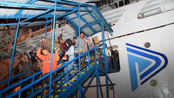 Sempat Terbakar, KM Bukit Raya Berhasil Berlabuh di Pontianak