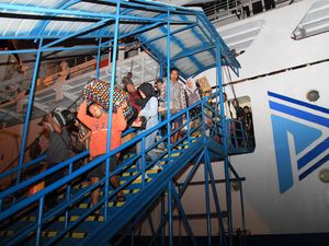 Sempat Terbakar, KM Bukit Raya Berhasil Berlabuh di Pontianak