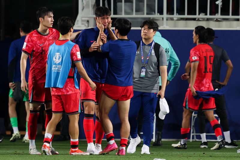 DOHA, QATAR - APRIL 25: Lee Youngjun #6 of South Korea show his dejection after the AFC U23 Asian Cup Quarter Final match between South Korea and Indonesia at Abdullah Bin Khalifa Stadium on April 25, 2024 in Doha, Qatar. (Photo by Zhizhao Wu/Getty Images)