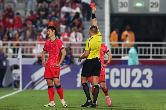 DOHA, QATAR - APRIL 25: Referee Shaun Evans gives a red card to Lee Youngjun #6 of South Korea during the AFC U23 Asian Cup Quarter Final match between South Korea and Indonesia at Abdullah Bin Khalifa Stadium on April 25, 2024 in Doha, Qatar. (Photo by Zhizhao Wu/Getty Images)