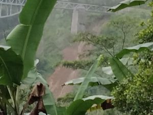 Jalur KA Cilame-Sasaksaat KBB Longsor Usai Diguyur Hujan Deras