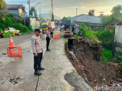Jalan Pembangunan Sukabumi Longsor, Pengendara Diminta Waspada