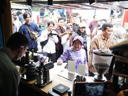 Mensos Risma Cicipi Kopi Racikan Barista Disabilitas