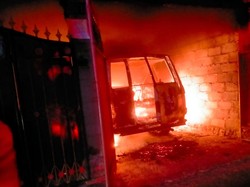 Mobil Warga Terbakar dalam Garasi Sewaan di Karangasem