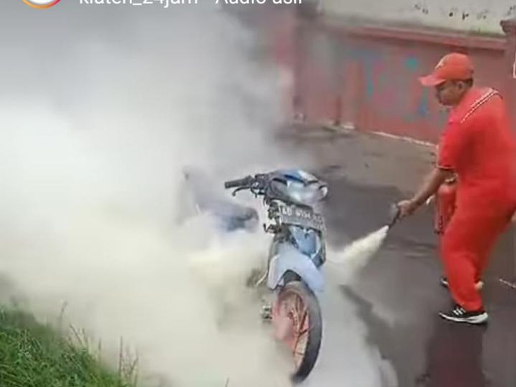 Viral Petugas SPBU Sigap Padamkan Motor Emak-emak Terbakar di Klaten