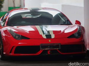 Penampakan Dua Ferrari Harvey Moeis yang Disita Kejagung Penampakan Dua Ferrari Harvey Moeis yang Disita Kejagung