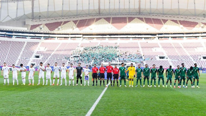 Players from Saudi Arabia and Uzbekistan are lining up prior to the start of the AFC U23 Asian Cup Qatar 2024 quarter-final match between Uzbekistan and Saudi Arabia at Khalifa International Stadium in Doha, Qatar, on April 26, 2024. (Photo by Noushad Thekkayil/NurPhoto via Getty Images)