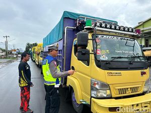 Polisi Batasi Operasional Truk di Poros Maros-Bone di Kappang Mulai Sore Ini