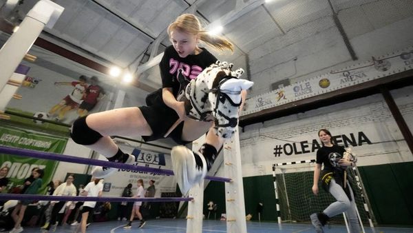 Potret Keseruan Anak-anak Kompetisi Menunggang Kuda Mainan