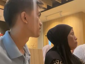Sederhana tapi Tak Semua Bisa, Viral Momen Haru Pria Beri Kejutan untuk Ibu Sederhana tapi Tak Semua Bisa, Viral Momen Haru Pria Beri Kejutan untuk Ibu