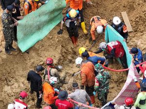 Longsor Menerjang, 3 Nyawa Melayang Longsor Menerjang, 3 Nyawa Melayang
