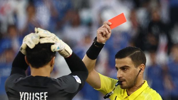 Qatar's goalkeeper #1 Yousef Abdulla receives a red card during the U23 AFC Qatar 2024 Asian Cup quarter-final match between Qatar and Japan at the Jassim Bin Hamad Stadium in Doha on April 25, 2024. (Photo by KARIM JAAFAR / AFP)