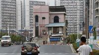 Deretan Rumah Keras Kepala Nangkring di Tengah Jalan