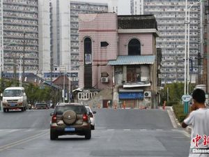 Deretan Rumah Keras Kepala Nangkring di Tengah Jalan Deretan Rumah Keras Kepala Nangkring di Tengah Jalan