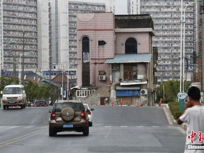 Deretan Rumah Keras Kepala Nangkring di Tengah Jalan