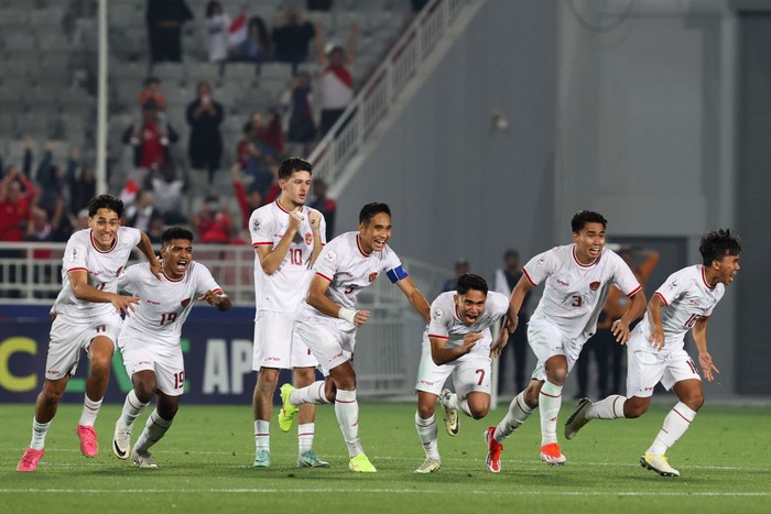 DOHA, QATAR - APRIL 25: Players of Indonesia celebrate the victory after the AFC U23 Asian Cup Quarter Final match between South Korea and Indonesia at Abdullah Bin Khalifa Stadium on April 25, 2024 in Doha, Qatar. (Photo by Zhizhao Wu/Getty Images)