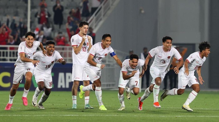 DOHA, QATAR - APRIL 25: Players of Indonesia celebrate the victory after the AFC U23 Asian Cup Quarter Final match between South Korea and Indonesia at Abdullah Bin Khalifa Stadium on April 25, 2024 in Doha, Qatar. (Photo by Zhizhao Wu/Getty Images)